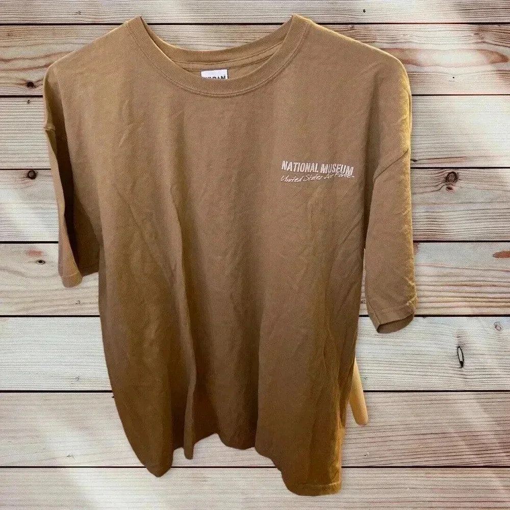 GILDAN SIZE XL TAN T SHIRT WITH NATIONAL MUSEUM AIR FORCE GRAPHIC